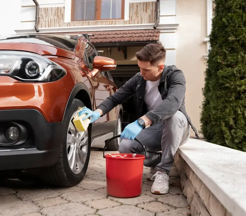 Lavage auto à domicile Montner : professionnel intervenant sur un véhicule